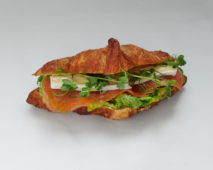 Croissant s Údeným lososom a Brie