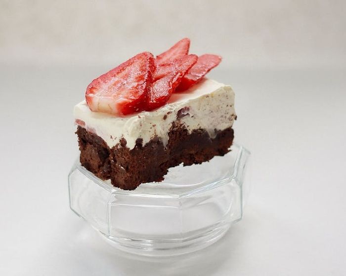 Brownie with Vanilla Cream and Strawberries